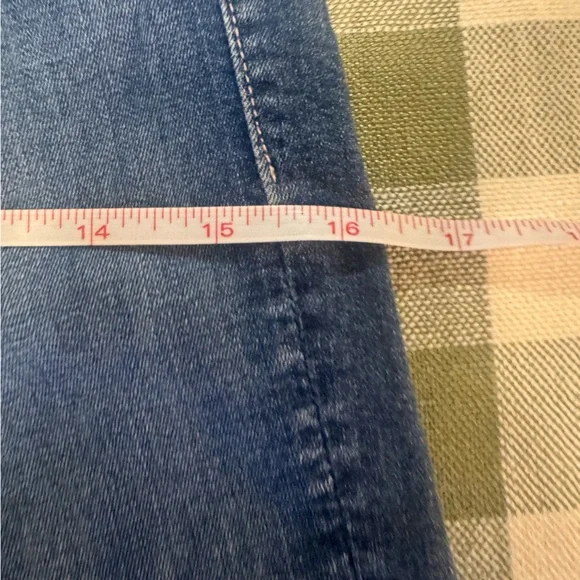 MOTHER The Insider Crop Hem Jeans in Trouble Maker - Picture 15 of 16